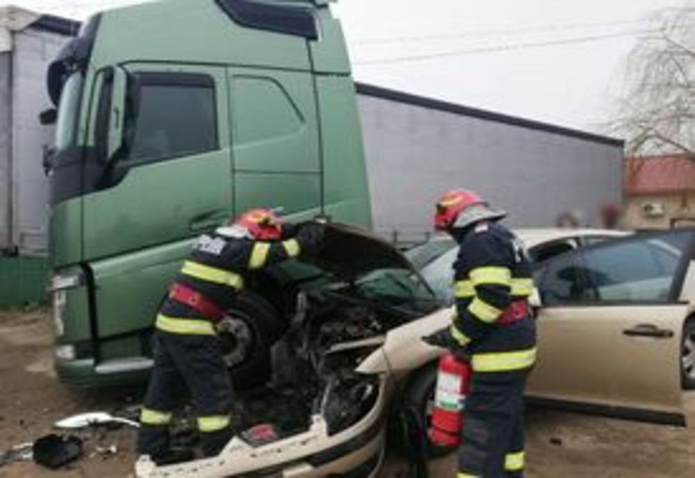 Coliziune între un autoturism și un cap tractor, pe DN6, la Mihăilești, Două persoane au fost rănite