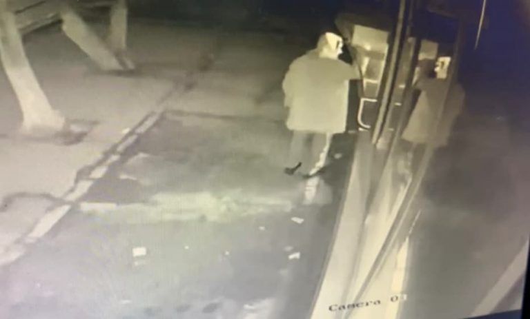 Bărbat arestat preventiv după ce a încercat să spargă un bancomat și a sustras mai multe bunuri din societăți comerciale