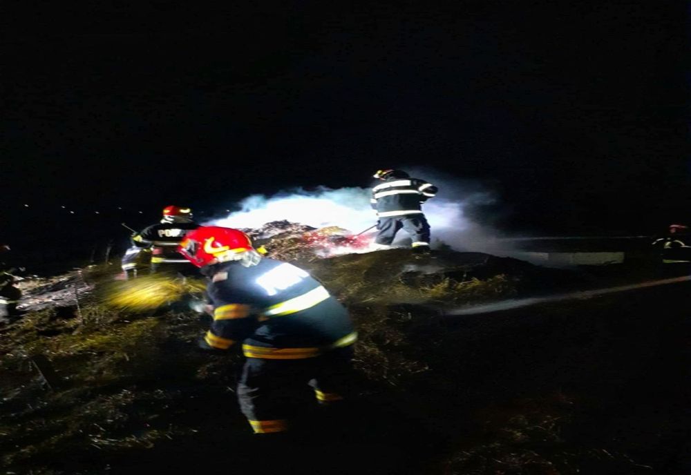Incendiu violent la un depozit de furaje din Ghizdaru. Focul, întreținut de vânt 