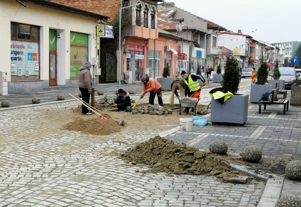 Au început lucrările de reparații! Strada Gării, reabilitată de cinci muncitori