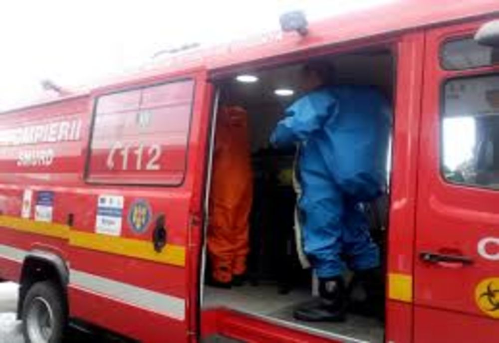 Scurgere accidentală de îngrășământ pe o stradă din Rălești. Pompierii au intervenit