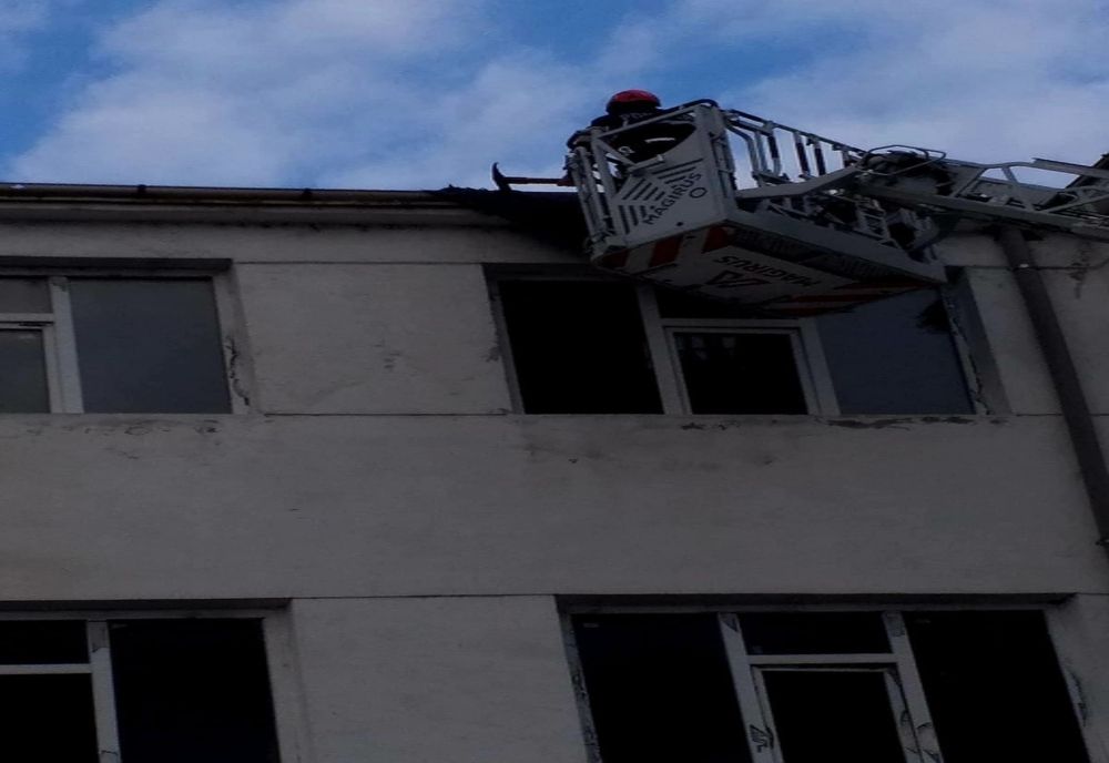 Tablă smulsă de pe acoperișuri și copaci doborâți de vânt, la Giurgiu