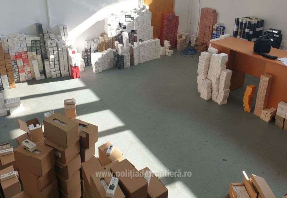 Peste 7.500 de parfumuri contrafăcute, descoperite într-un camion turcesc