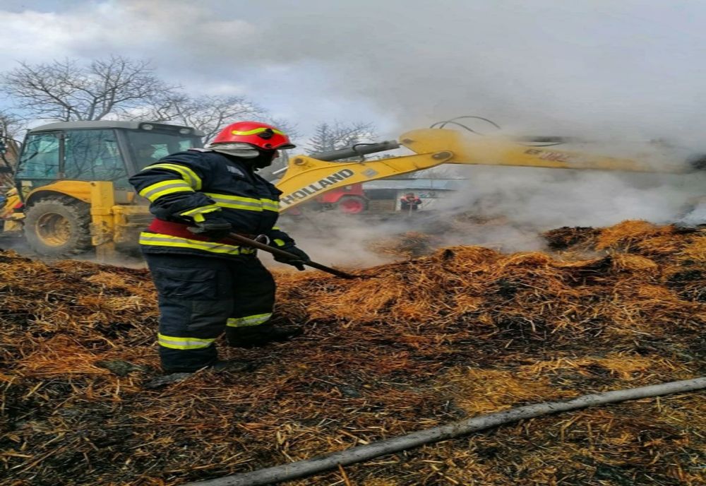 Zeci de baloți și un pătul au ars în Izvoru, după ce câțiva copii s-au jucat cu focul