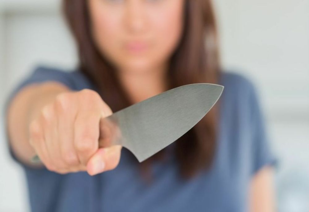 Scandal pe moștenire, în Cucuruzu. O femeie și-a înțepat tatăl cu cuțitul 