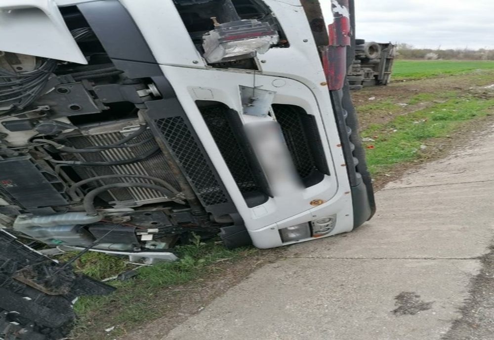 Accident mortal pe DN 5, la Uzunu. Un șofer de tir și-a pierdut viața după ce s-a răsturnat cu mastodontul 