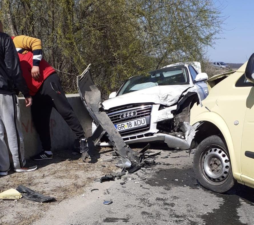 Accident pe DJ 411, la Singureni. Tânăr de 26 de ani, rănit după ce autoturismul său a fost lovit de o autoutilitară