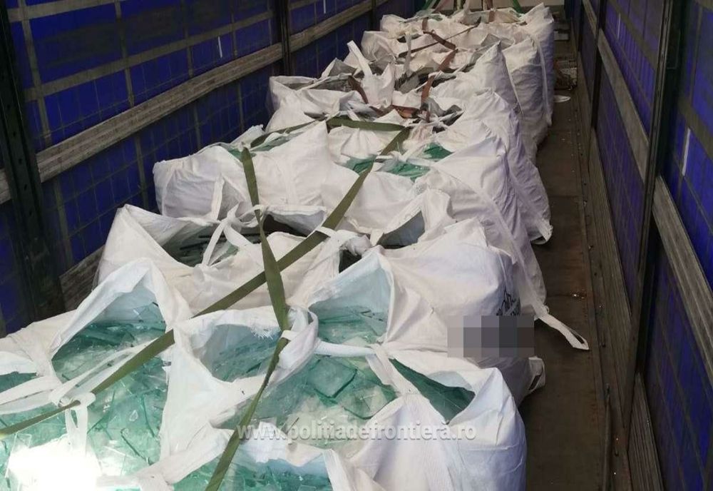10 tone de deșeuri din sticlă, aduse din Grecia, descoperite într-un ansamblu rutier, în Vama Giurgiu