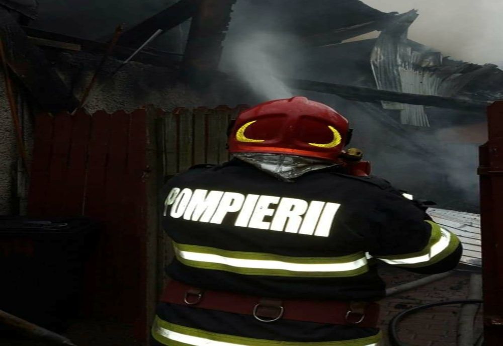 Incendiu violent în Giurgiu. Două case, în flăcări, din cauza unui aparat de sudură. Un bărbat a suferit arsuri 