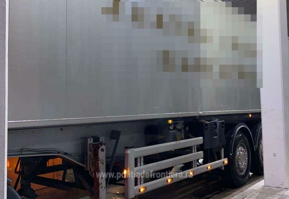 Aproximativ 4 tone de frunze de tutun, descoperite ascunse într-un autocamion, la Vama Giurgiu
