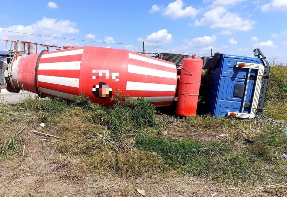 Betonieră răsturnată la ieșirea din localitatea Mârșa. Șoferul rănit a fost transportat la spital