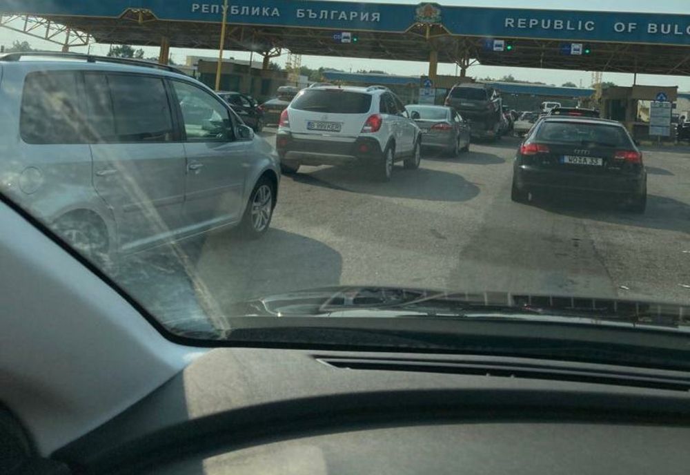 Aglomerație la Vama Giurgiu. Turiștii au stat o oră și jumătate la coadă ca să treacă granița