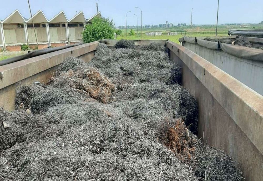 Trei autocamioane încărcate cu peste 64 de tone deşeuri din pilitură de fier, oprite la PTF Giurgiu