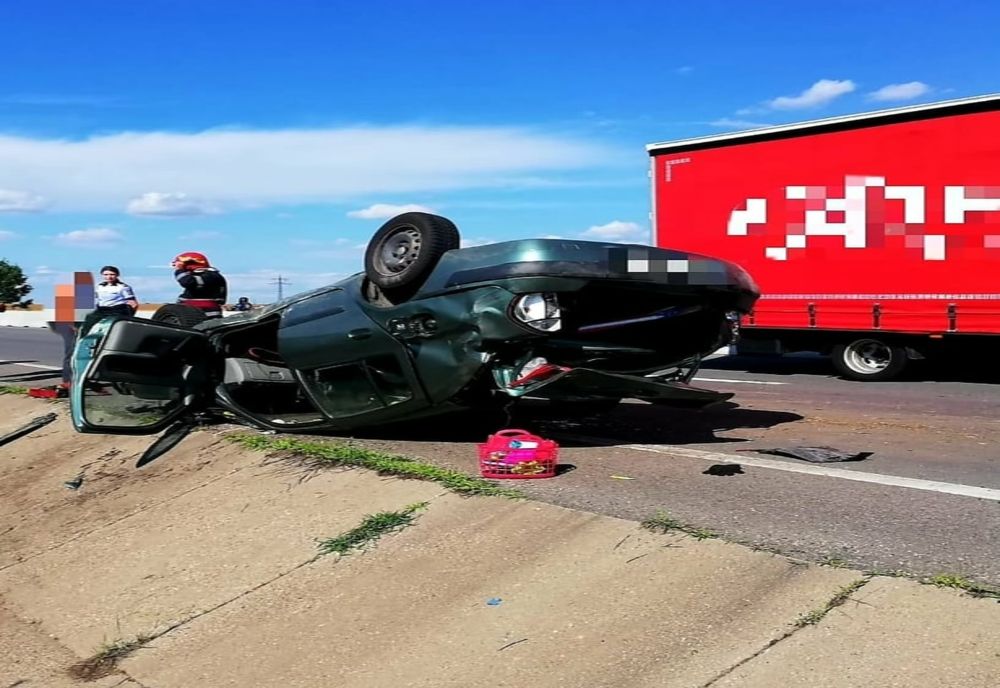 Femeie rănită după ce s-a răsturnat cu autoturismul pe DN 5, pe sensul către Giurgiu 