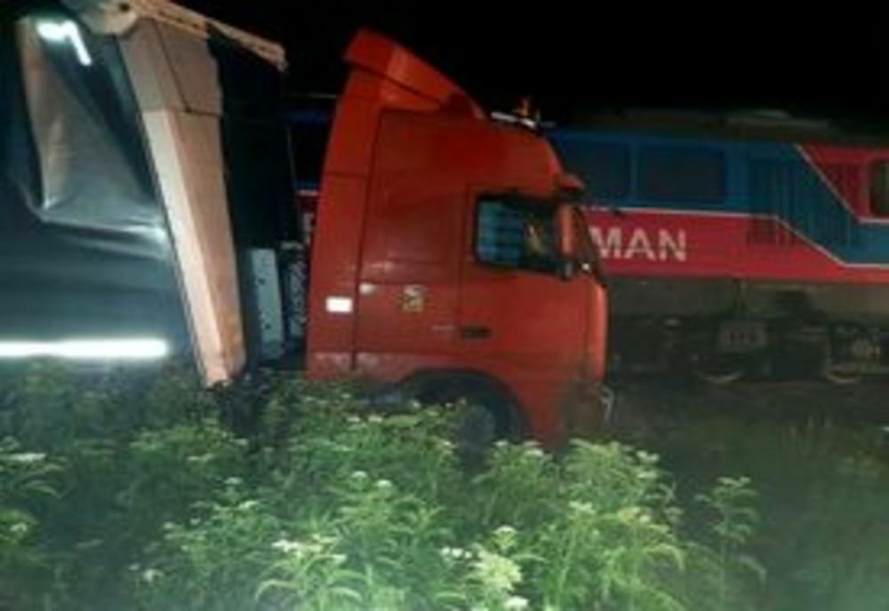 Coliziune între un tren încărcat cu păcură și benzină și un TIR, pe DN 5B, la Bălănoaia