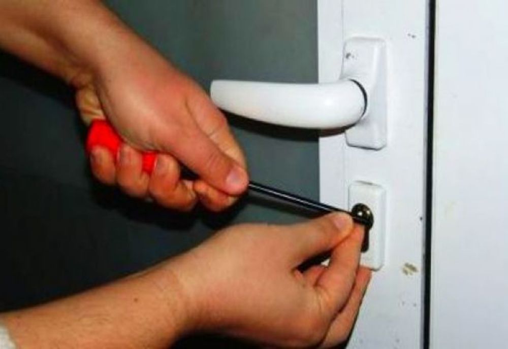 Doi indivizi care au spart o casă de vacanță din Schitu au fost prinși de polițiști