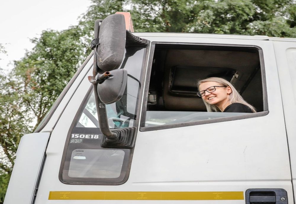 Ea este stăpâna volanului! Povestea giurgiuvencei de doar 32 de ani care a devenit șofer profesionist de tir  