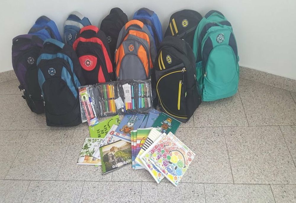 1.000 de ghiozdane cu rechizite, achiziționate de Consiliul Județean Giurgiu pentru copiii de etnie rromă și copiilor din familii defavorizate