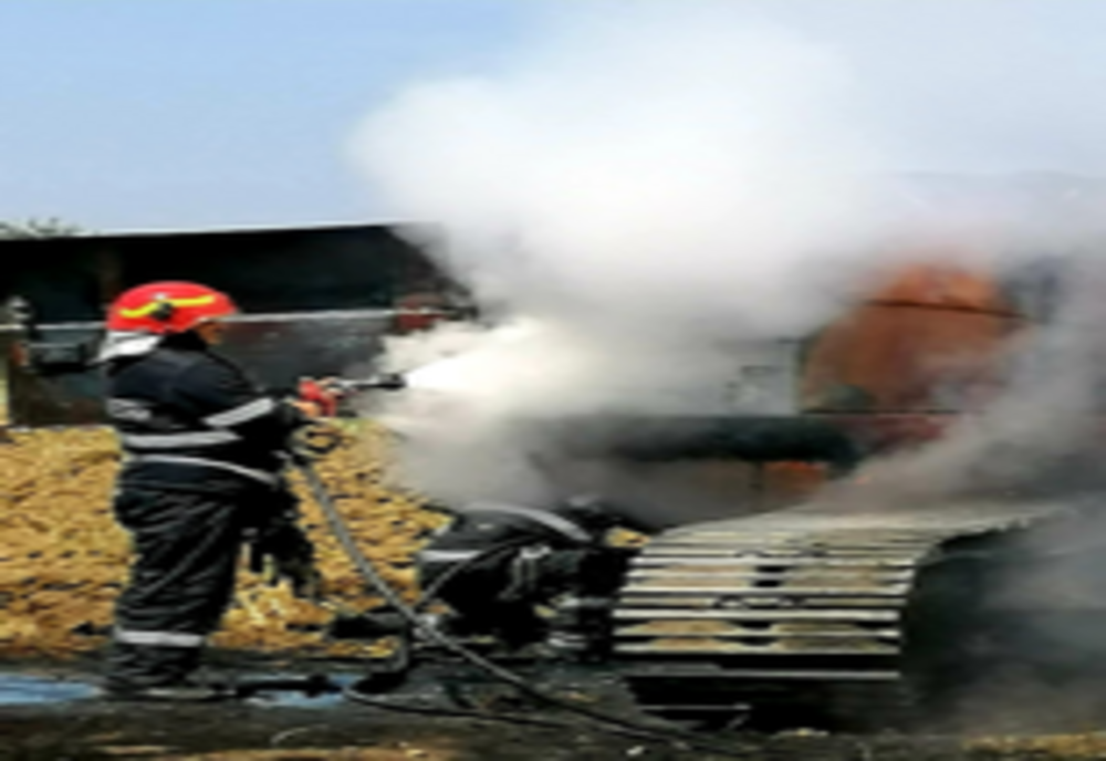 Excavator mistuit de flăcări, la Varlaam. Pompierii intervin