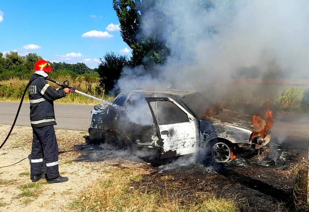 Autoturism în flăcări pe DC 162, la Vânătorii Mici