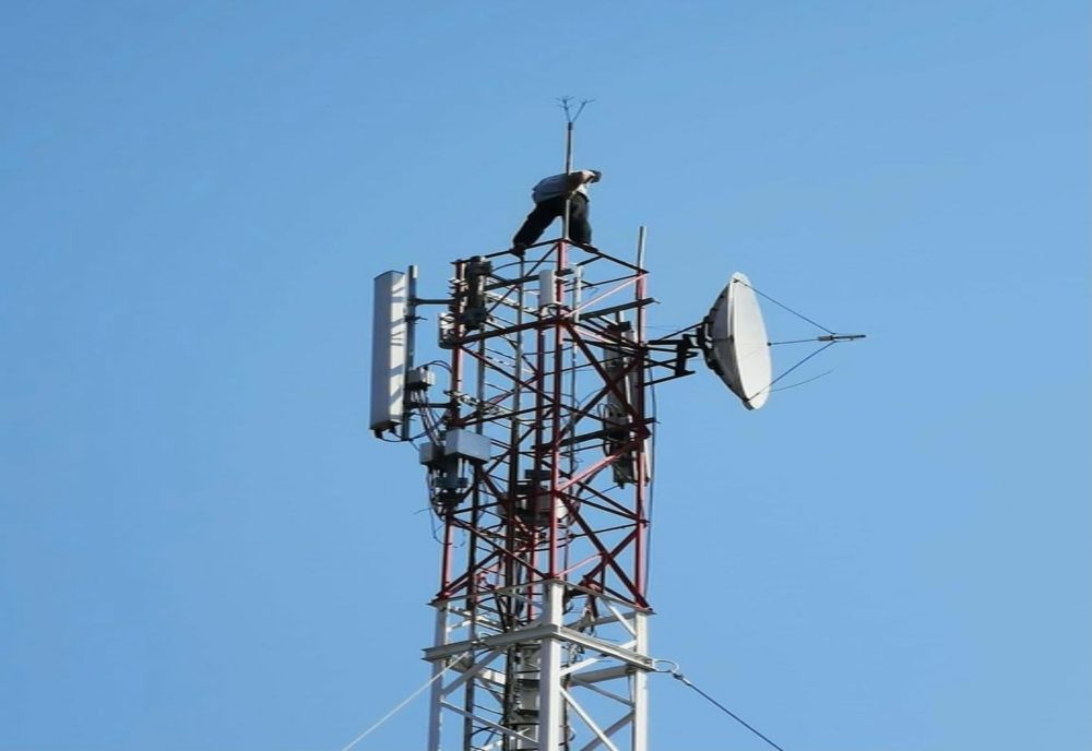 Giurgiu. Cum a salvat un polițist un bărbat care s-a urcat pe un releu și a amenințat că se sinucide 