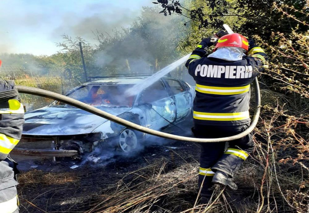 Un autoturism a ars în totalitate în spatele unei curți din Băneasa