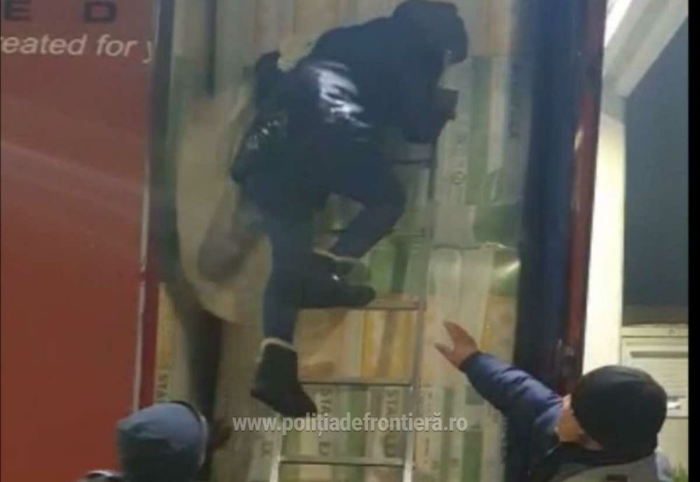 Tineri din Siria, descoperiți într-un automarfar încărcat cu vată minerală. Cei doi migranți intenționau să ajungă în Norvegia