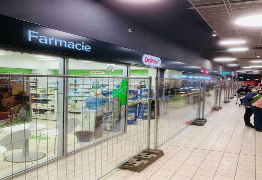 Gard de sârmă într-un supermarket din Giurgiu pentru separarea vaccinaților de nevaccinați