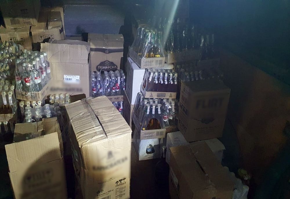 Giurgiu. Aproximativ 1.500 de sticle cu alcool și 130 de articole vestimentare, descoperite într-un microbuz bulgăresc