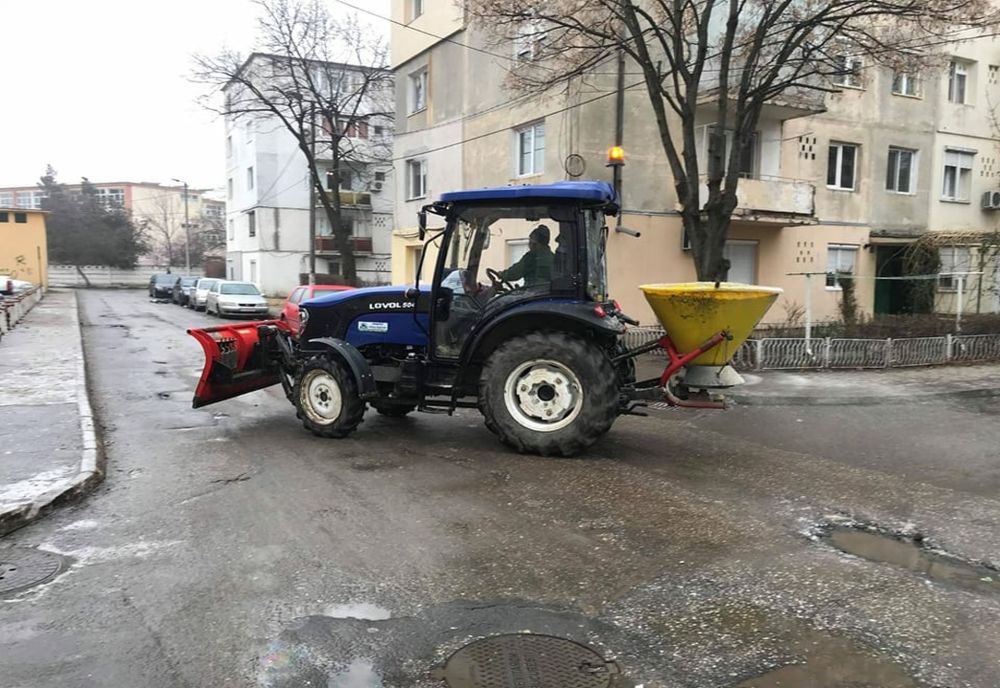 Trei utilaje, pregătite pentru prevenirea poleiului, la Giurgiu 