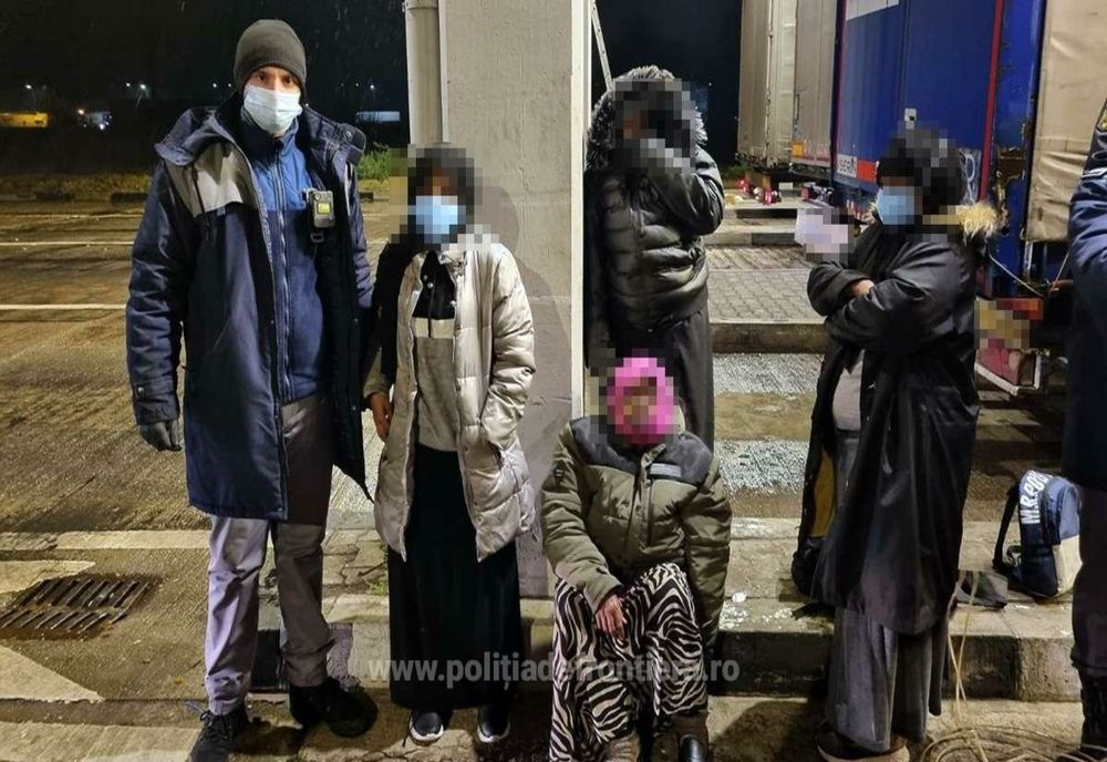 Patru femei din Somalia, ascunse într-un camion cu mobilă, depistate la P.T.F. Giurgiu