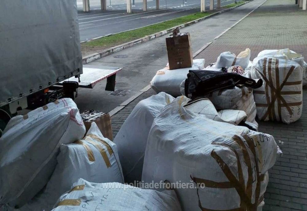 Treninguri contrafăcute, estimate la o valoare de 20.000 lei, descoperite în P.T.F. Giurgiu 