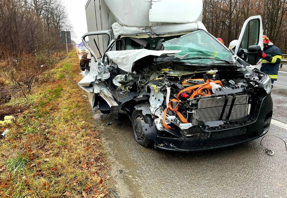 Accident rutier pe A1, în județul Giurgiu. O persoană a fost rănită în urma impactului dintre o autoutilitară și un autotren