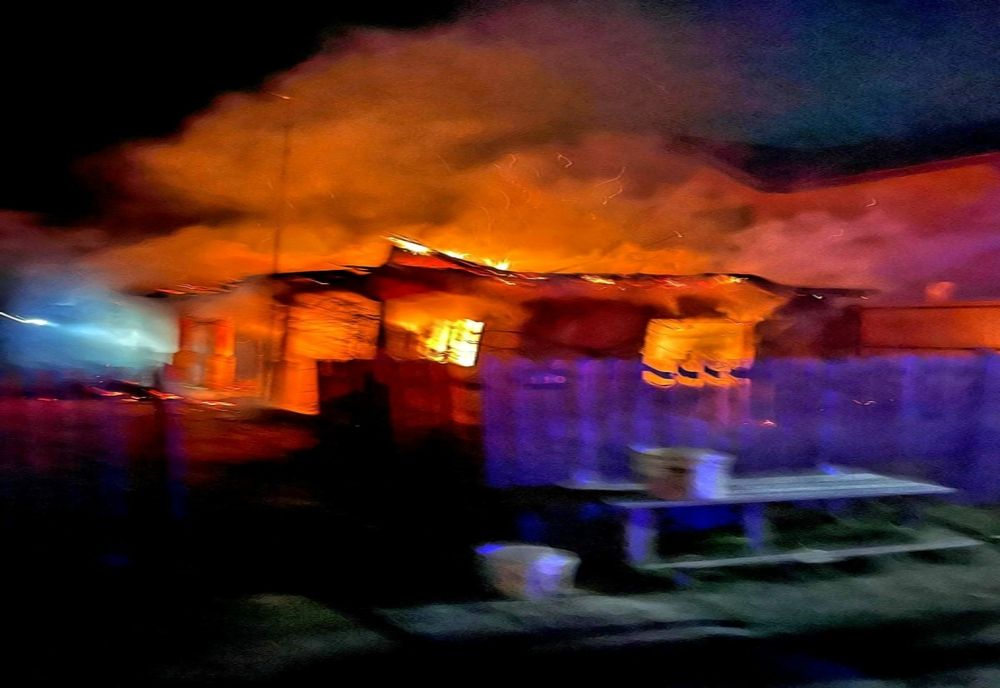 Casă în flăcări, în Pădureni. Focul a afectat şi locuinţa vecinilor