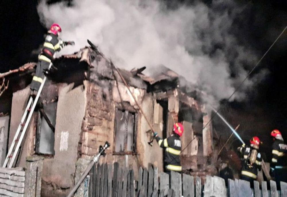 Casă cuprinsă de flăcări, la Slobozia. O femeie intoxicată cu fum, a avut nevoie de îngrijiri medicale