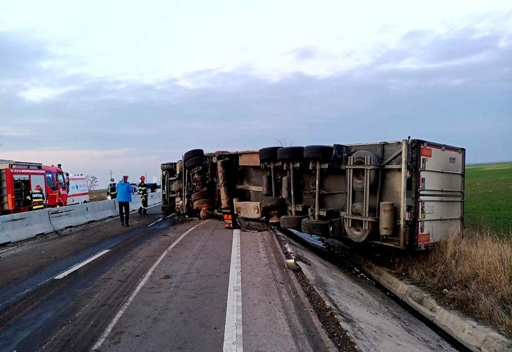 Autocamion răsturnat pe DN5, între localitațile Plopșoru și Uzunu