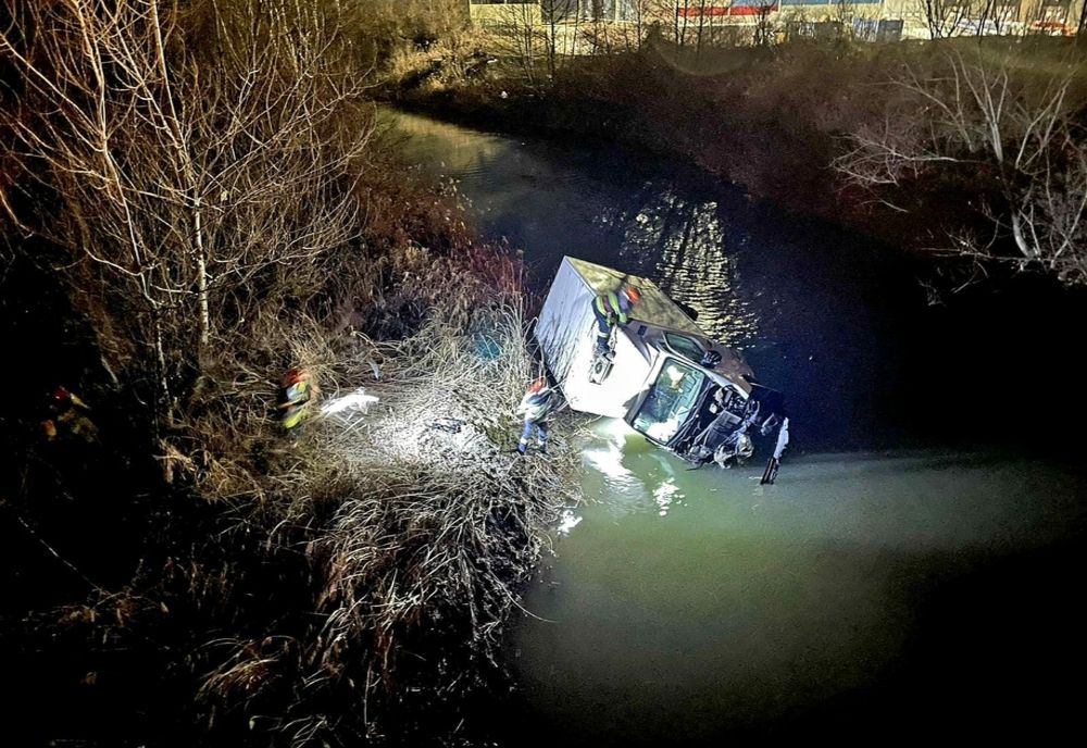 Accident pe A1. Un tânăr de 21 de ani a căzut cu autoutilitara în râu. Şoferul a rămas încarcerat în autovehicul