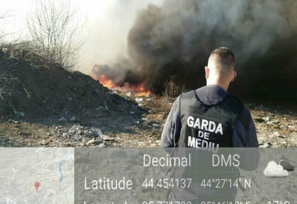 Giurgiu. Incendiu de vegetaţie uscată şi gunoi pe strada Palanca din Bolintin Vale