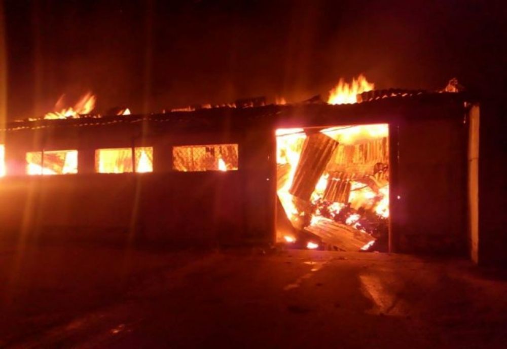 Giurgiu. Incendiu la o hală dezafectată din Mihăileşti