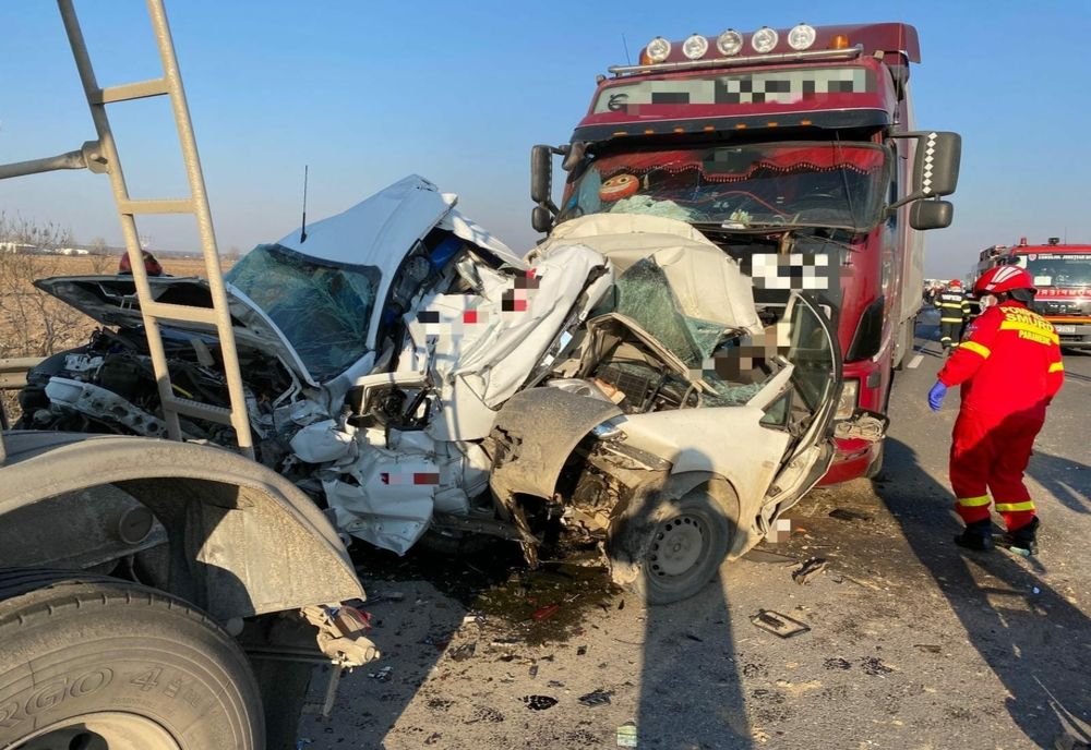 Accident grav pe A1, cu trei autoturisme şi două autotrenuri implicate. Două persoane au decedat