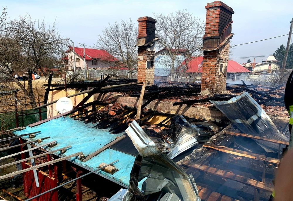 Casă mistuită de flăcări, la Joiţa. Patru familii au fost evacuate  din curte