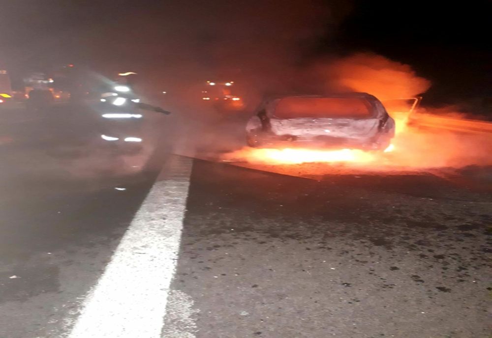 Giurgiu. Un autoturism a ars în totalitate pe A1. Ocupanţii au reuşit să iasă la timp din maşină