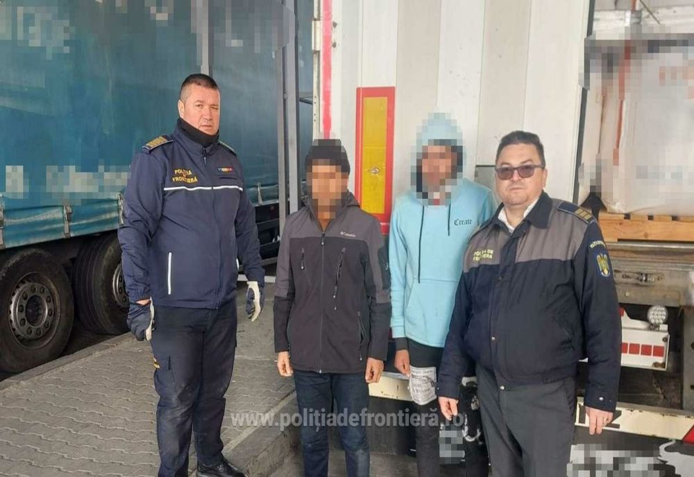 Doi afgani, ascunşi într-un autocamion, depistaţi la PTF Giurgiu 