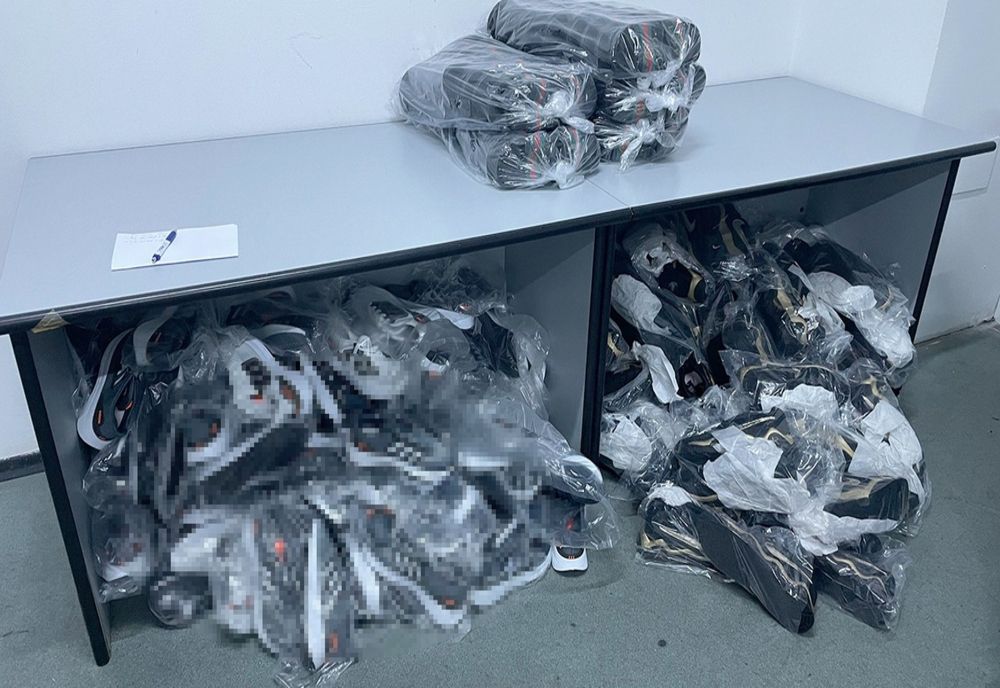 Pantofi sport şi articole de marochinărie contrafăcute, descoperite la PTF Giurgiu