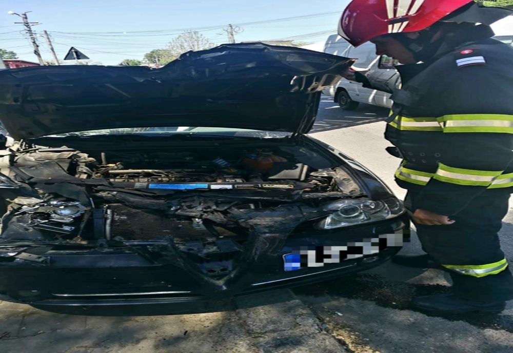 Coliziune între o autoutilitară încărcată cu lemne şi un autoturism, în Giurgiu  