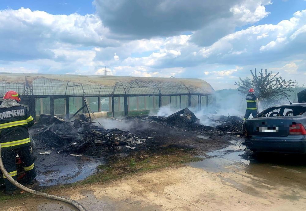 Incendiu violent la un centru de dezmembrări auto din Săbăreni