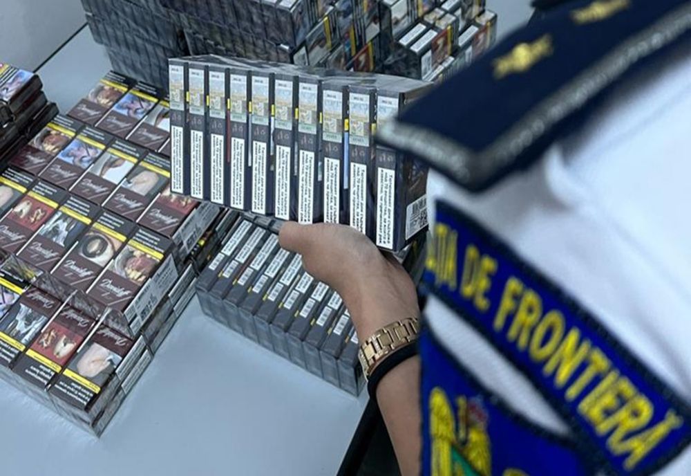 10.400 de țigarete descoperite, ascunse într-un microbuz, de polițiștii de frontieră giurgiuveni