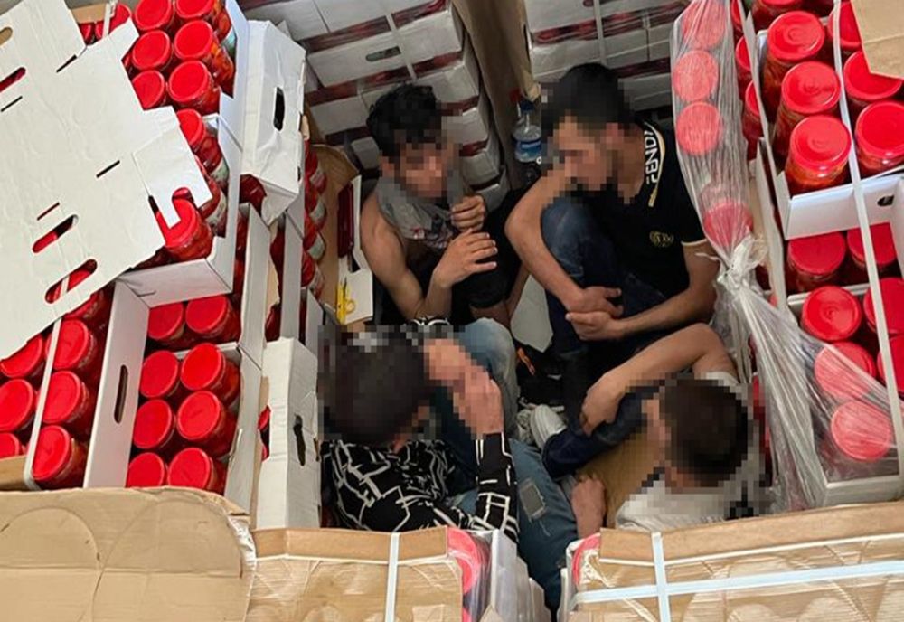 Cinci cetățeni străini ascunși printre conserve și sucuri, descoperiți în P.T.F. Giurgiu