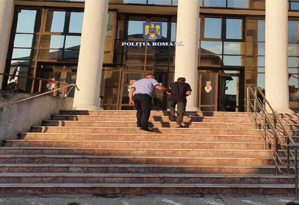 Un bărbat din Comana şi-a agresat soţia cu un cuţit deşi avea ordin de protecţie. Agresorul a fost arestat preventiv