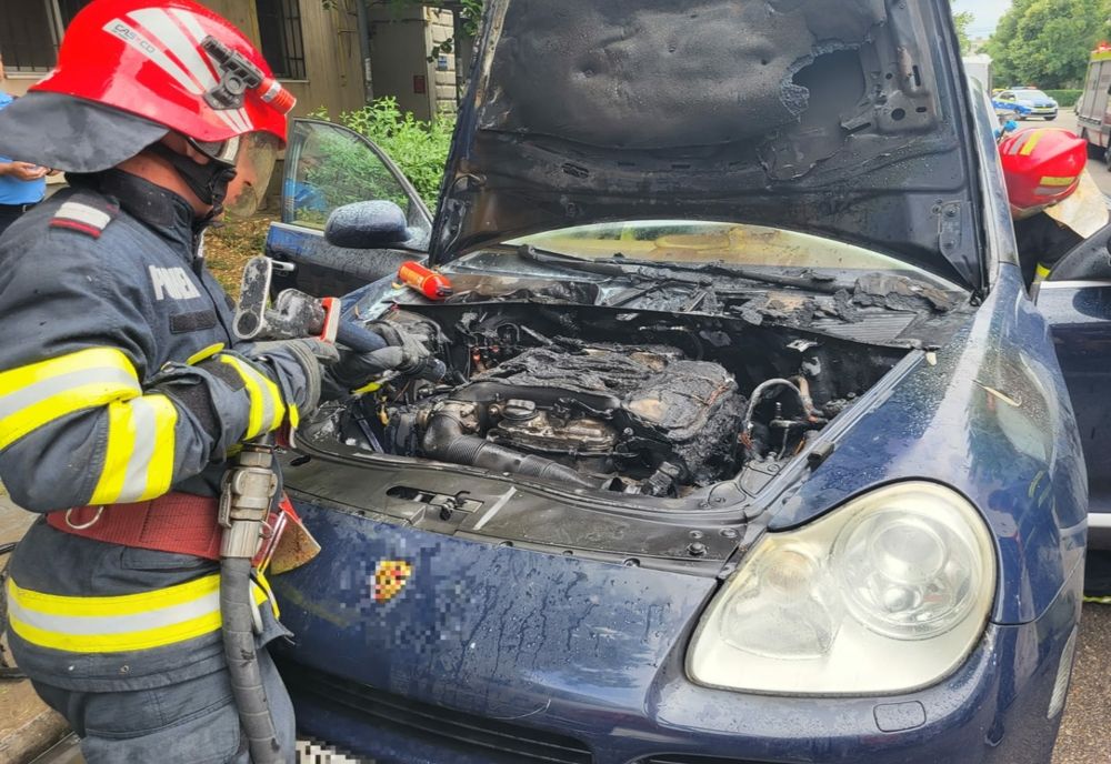 Autoturism în flăcări pe o stradă din municipiul Giurgiu
